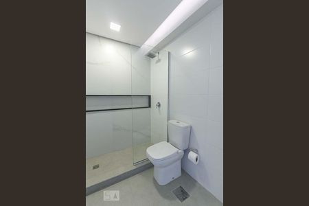 Banheiro de apartamento à venda com 1 quarto, 50m² em Independência, Porto Alegre