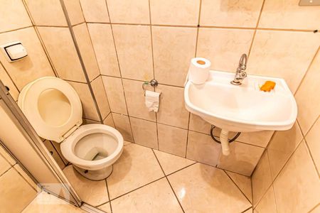 Banheiro de kitnet/studio para alugar com 1 quarto, 28m² em Vila Buarque, São Paulo