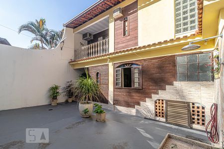 Casa para alugar com 92m², 3 quartos e 2 vagas Casa para alugar com 92m², 3 quartos e 2 vagasQuintal e Fachada