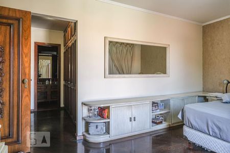 Casa à venda com 500m², 5 quartos e 5 vagasSuíte 1