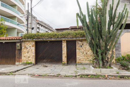 Casa à venda com 750m², 5 quartos e 3 vagas Casa à venda com 750m², 5 quartos e 3 vagasFachada