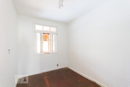 Casa à venda com 750m², 5 quartos e 3 vagas Casa à venda com 750m², 5 quartos e 3 vagasQuarto 3 - Suíte (1º andar)