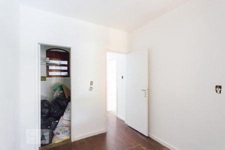 Casa à venda com 750m², 5 quartos e 3 vagas Casa à venda com 750m², 5 quartos e 3 vagasQuarto 3 - Suíte (1º andar)