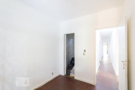 Casa à venda com 750m², 5 quartos e 3 vagas Casa à venda com 750m², 5 quartos e 3 vagasQuarto 3 - Suíte (1º andar)