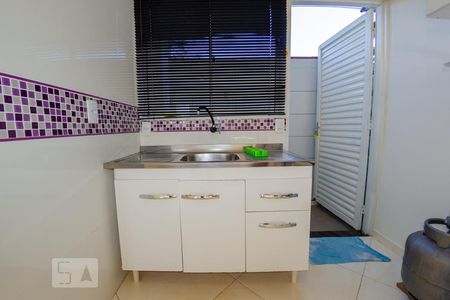 Cozinha de kitnet/studio para alugar com 1 quarto, 28m² em São João do Rio Vermelho, Florianópolis