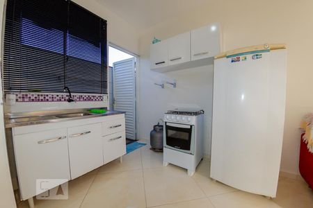 Cozinha de kitnet/studio para alugar com 1 quarto, 28m² em São João do Rio Vermelho, Florianópolis