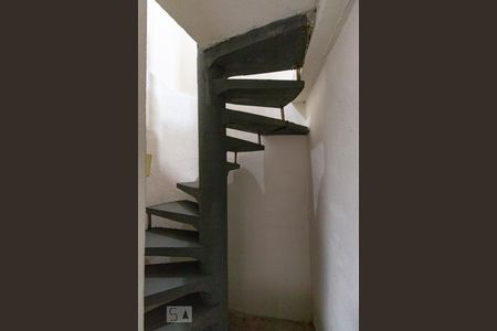 Casa para alugar com 80m², 2 quartos e sem vaga Casa para alugar com 80m², 2 quartos e sem vagaEscada