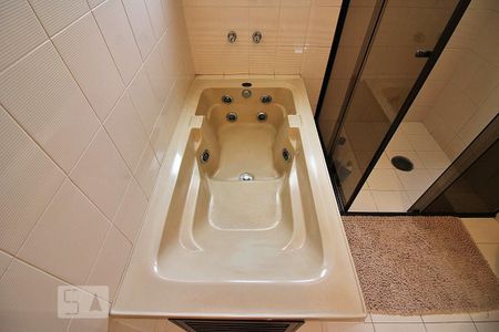 Casa à venda com 340m², 4 quartos e 4 vagasDetalhes do Banheiro da Suíte 1