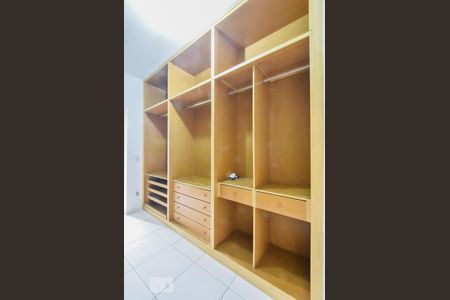 Casa à venda com 360m², 3 quartos e 6 vagasCloset Suíte 01