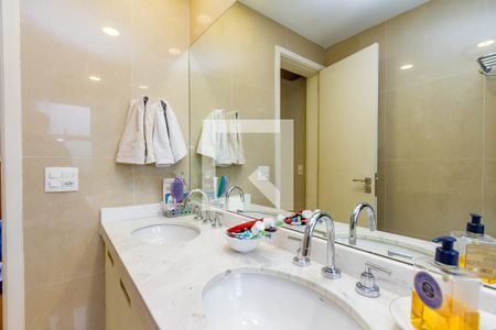 Apartamento à venda com 178m², 3 quartos e 3 vagasBanheiro da Suíte 1