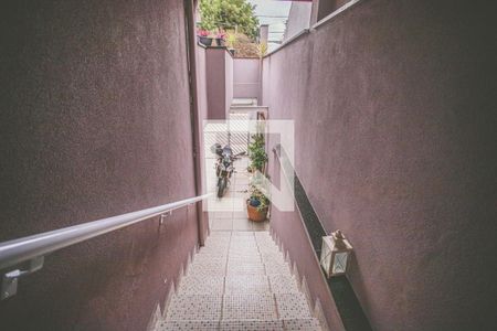 Casa à venda com 167m², 3 quartos e 2 vagas Casa à venda com 167m², 3 quartos e 2 vagasEscadas