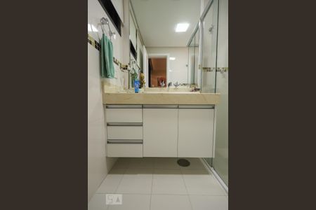 Apartamento à venda com 200m², 4 quartos e 4 vagas Apartamento à venda com 200m², 4 quartos e 4 vagasBanheiro Suíte 2