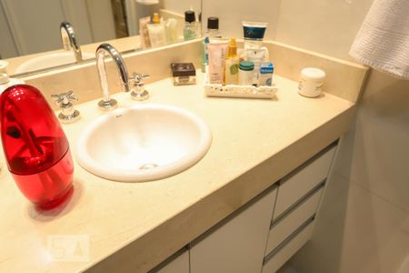 Apartamento à venda com 200m², 4 quartos e 4 vagas Apartamento à venda com 200m², 4 quartos e 4 vagasBanheiro da Suíte 1