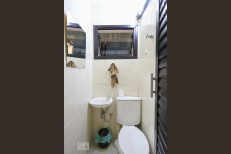 Apartamento à venda com 200m², 4 quartos e 4 vagas Apartamento à venda com 200m², 4 quartos e 4 vagasBanheiro de Serviço