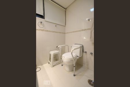 Apartamento à venda com 200m², 4 quartos e 4 vagas Apartamento à venda com 200m², 4 quartos e 4 vagasBanheiro Social