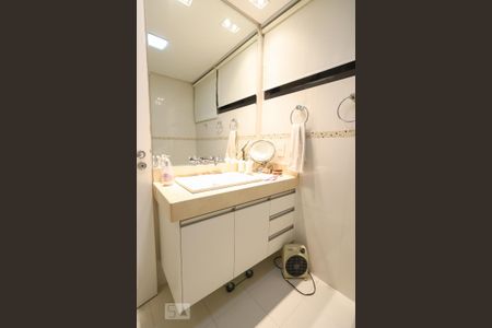 Apartamento à venda com 200m², 4 quartos e 4 vagas Apartamento à venda com 200m², 4 quartos e 4 vagasBanheiro Social