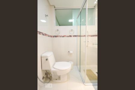 Apartamento à venda com 200m², 4 quartos e 4 vagas Apartamento à venda com 200m², 4 quartos e 4 vagasBanheiro da Suíte 1