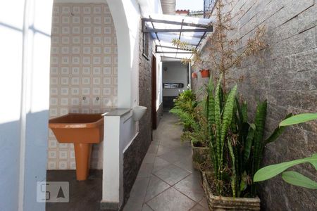 Casa à venda com 270m², 5 quartos e 2 vagas Casa à venda com 270m², 5 quartos e 2 vagasCorredor externo