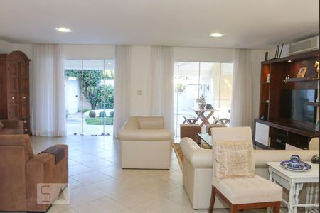 Sala de casa para alugar com 4 quartos, 420m² em Vargem Grande, Rio de Janeiro