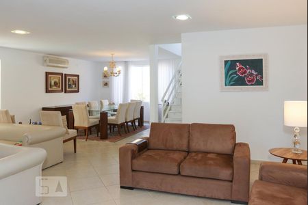 Sala de casa para alugar com 4 quartos, 420m² em Vargem Grande, Rio de Janeiro