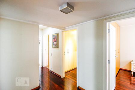 Apartamento à venda com 230m², 4 quartos e 4 vagasHall quartos