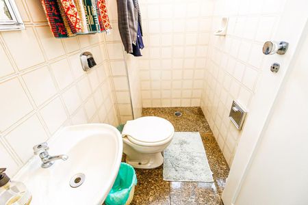 Apartamento à venda com 230m², 4 quartos e 4 vagasBanheiro de Serviço