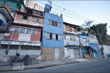 Casa à venda com 50m², 3 quartos e 1 vaga Casa à venda com 50m², 3 quartos e 1 vagaFachada