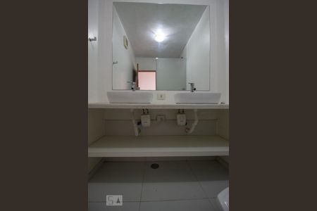 Casa de condomínio à venda com 140m², 2 quartos e 2 vagasBanheiro 