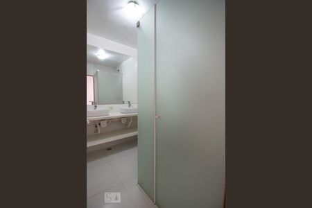 Casa de condomínio à venda com 140m², 2 quartos e 2 vagasBanheiro 