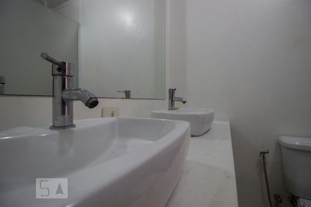 Casa de condomínio à venda com 140m², 2 quartos e 2 vagasBanheiro 