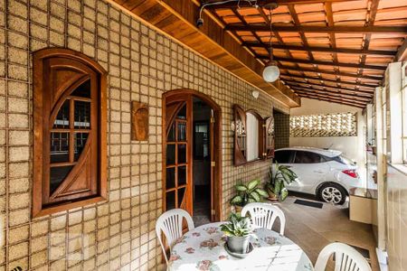 Casa à venda com 70m², 2 quartos e 1 vaga Casa à venda com 70m², 2 quartos e 1 vagaVaranda