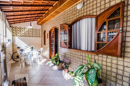 Casa à venda com 70m², 2 quartos e 1 vaga Casa à venda com 70m², 2 quartos e 1 vagaVaranda