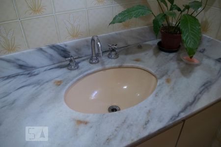 Casa à venda com 250m², 3 quartos e 2 vagasBANHEIRO