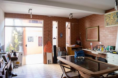 Casa à venda com 250m², 3 quartos e 2 vagasSALÃO FUNDOS