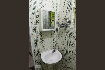 Banheiro de casa para alugar com 1 quarto, 45m² em Jardim Teresa, São Paulo