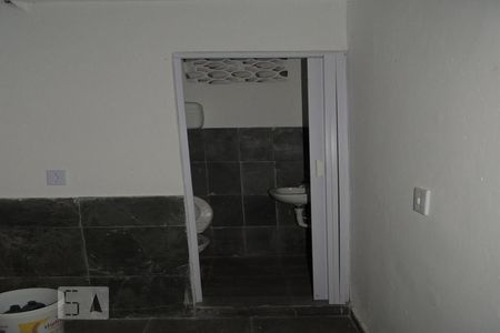 Banheiro de kitnet/studio para alugar com 1 quarto, 24m² em Gardênia Azul, Rio de Janeiro