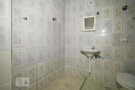 Banheiro de kitnet/studio para alugar com 1 quarto, 35m² em Santa Ifigênia, São Paulo