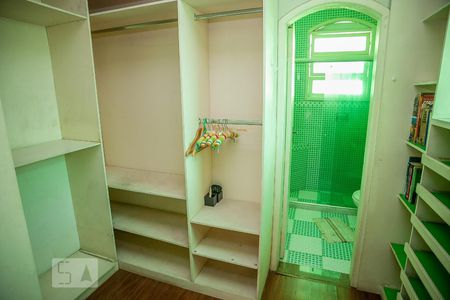 Casa de condomínio à venda com 182m², 4 quartos e 2 vagas Casa de condomínio à venda com 182m², 4 quartos e 2 vagasCloset da suíte