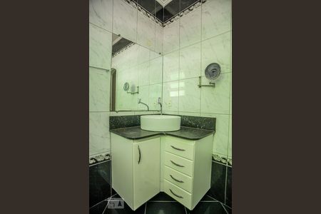 Casa de condomínio à venda com 182m², 4 quartos e 2 vagas Casa de condomínio à venda com 182m², 4 quartos e 2 vagasBanheiro Social