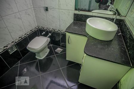 Casa de condomínio à venda com 182m², 4 quartos e 2 vagas Casa de condomínio à venda com 182m², 4 quartos e 2 vagasBanheiro Social