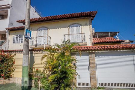 Casa de condomínio à venda com 182m², 4 quartos e 2 vagas Casa de condomínio à venda com 182m², 4 quartos e 2 vagasFachada