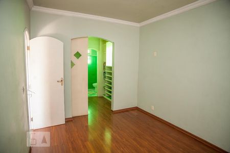 Casa de condomínio à venda com 182m², 4 quartos e 2 vagas Casa de condomínio à venda com 182m², 4 quartos e 2 vagasSuíte