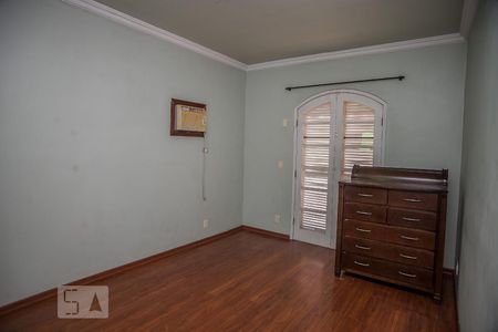 Casa de condomínio à venda com 182m², 4 quartos e 2 vagas Casa de condomínio à venda com 182m², 4 quartos e 2 vagasSuíte