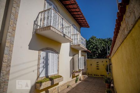 Casa de condomínio à venda com 182m², 4 quartos e 2 vagas Casa de condomínio à venda com 182m², 4 quartos e 2 vagasFachada