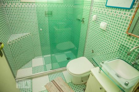 Casa de condomínio à venda com 182m², 4 quartos e 2 vagas Casa de condomínio à venda com 182m², 4 quartos e 2 vagasBanheiro da Suíte