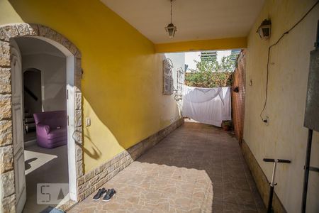 Casa de condomínio à venda com 182m², 4 quartos e 2 vagas Casa de condomínio à venda com 182m², 4 quartos e 2 vagasVaranda