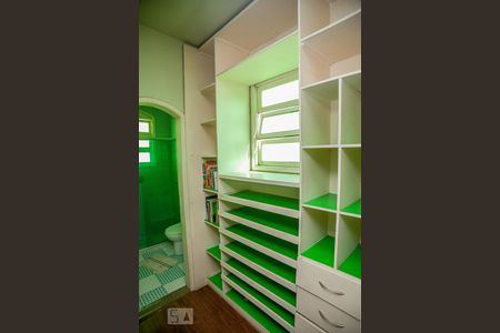 Casa de condomínio à venda com 182m², 4 quartos e 2 vagas Casa de condomínio à venda com 182m², 4 quartos e 2 vagasCloset da suíte