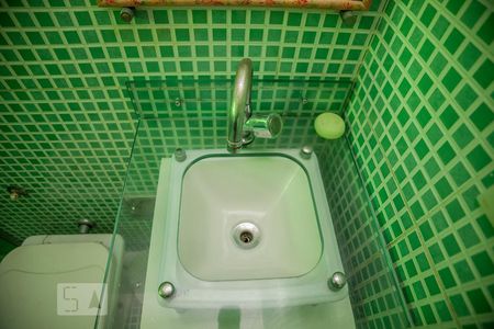 Casa de condomínio à venda com 182m², 4 quartos e 2 vagas Casa de condomínio à venda com 182m², 4 quartos e 2 vagasBanheiro da Suíte