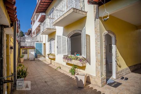 Casa de condomínio à venda com 182m², 4 quartos e 2 vagas Casa de condomínio à venda com 182m², 4 quartos e 2 vagasVaranda