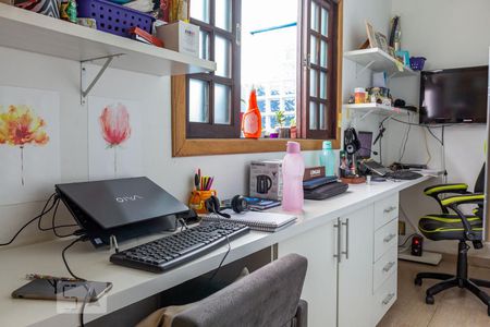 Casa à venda com 168m², 3 quartos e 4 vagas Casa à venda com 168m², 3 quartos e 4 vagasEscritório